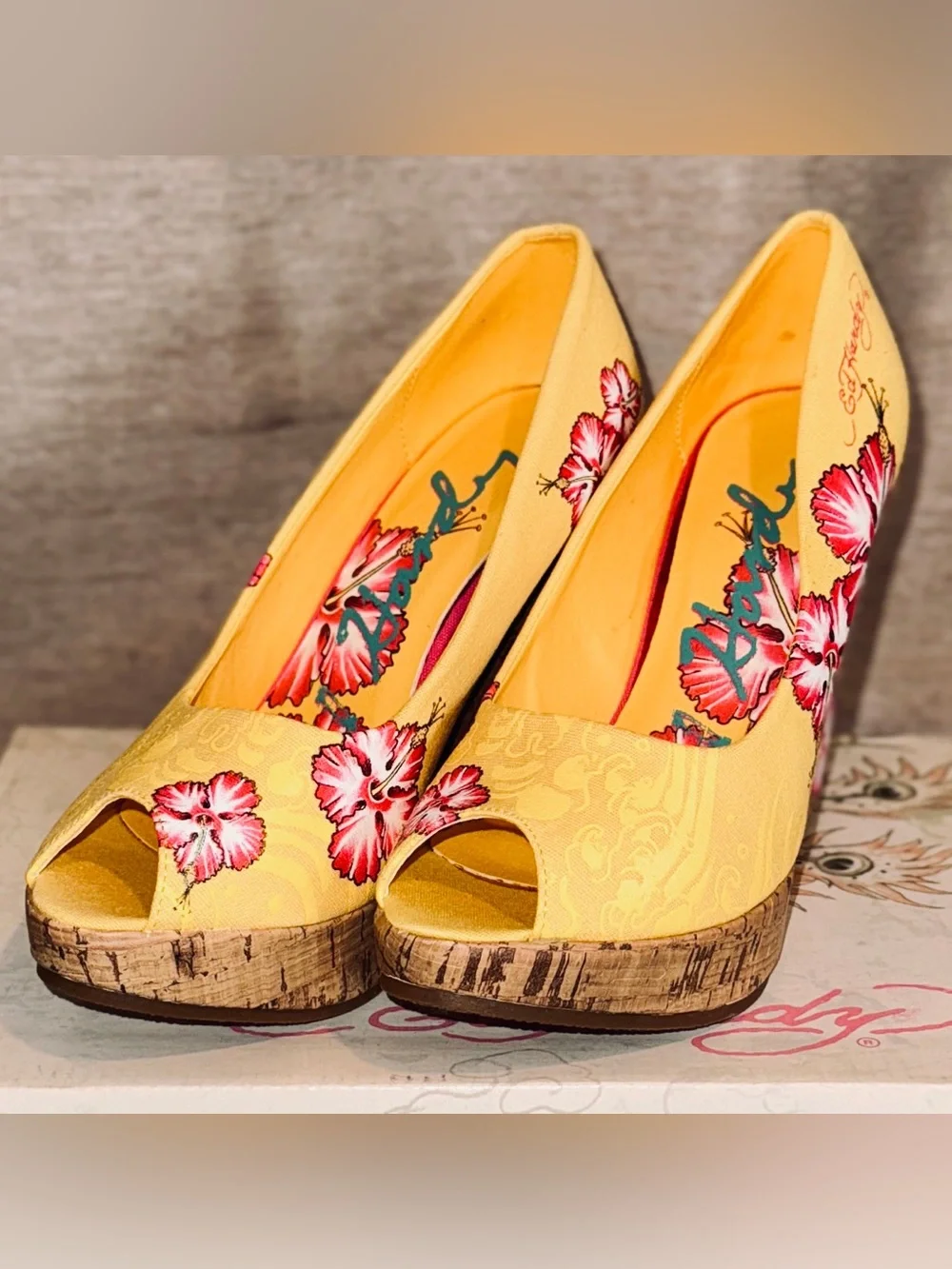 Ed Hardy Yellow Hibiscus Cork Wedge Heels Y2K Peep Toe Size 9 NEW - Picture 1 of 7
